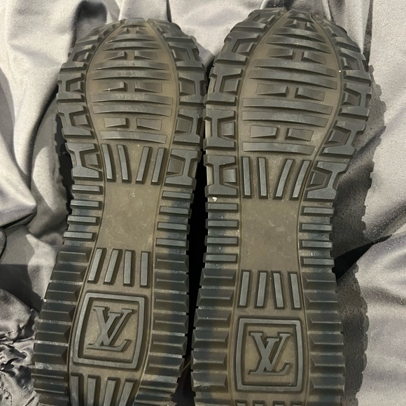Authentic Louis Vuitton sneakers - Picture 5 of 6